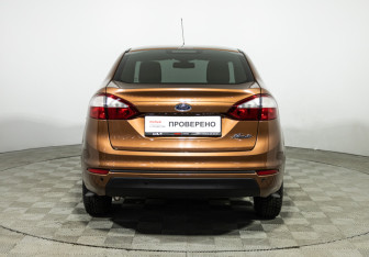 Подержанный автомобиль Ford Fiesta Sedan 2015 года (6 фото)