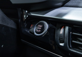 Подержанный автомобиль BMW X6 2016 года (22 фото)