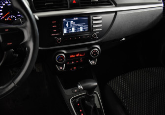 Подержанный автомобиль Kia Rio Sedan 2017 года (16 фото)