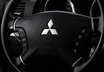 Подержанный автомобиль Mitsubishi Pajero 2014 года (13 фото)