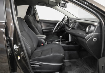Подержанный автомобиль Toyota RAV4 2015 года (19 фото)