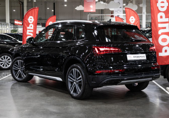Подержанный автомобиль Audi Q5 2021 года (9 фото)