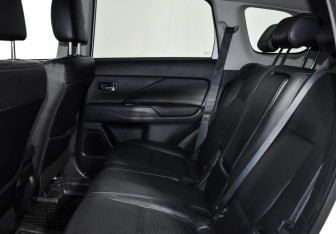 Подержанный автомобиль Mitsubishi Outlander 2016 года (12 фото)