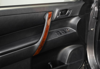 Подержанный автомобиль Toyota Highlander 2012 года (20 фото)
