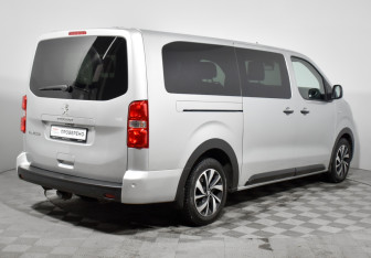 Подержанный автомобиль Peugeot Traveller 2018 года (5 фото)