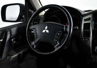 Подержанный автомобиль Mitsubishi Pajero 2018 года (16 фото)