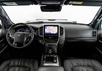 Подержанный автомобиль Toyota Land Cruiser Suv 2020 года (12 фото)