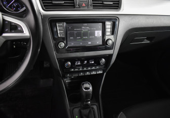 Подержанный автомобиль Skoda Rapid Liftback 2017 года (17 фото)