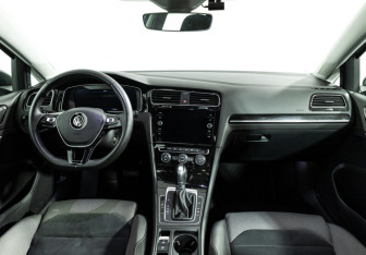 Подержанный автомобиль Volkswagen Golf Hatchback 2018 года (13 фото)