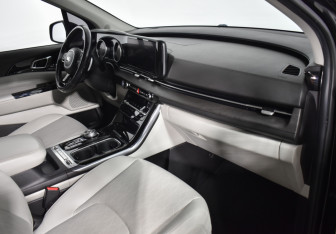 Подержанный автомобиль Kia Carnival 2020 года (13 фото)