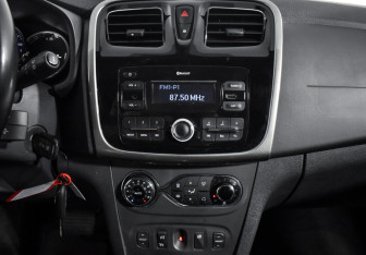 Подержанный автомобиль Renault Sandero 2019 года (15 фото)