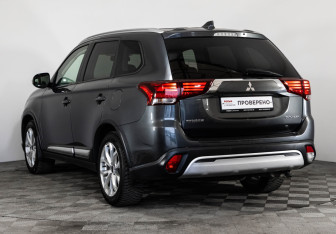 Подержанный автомобиль Mitsubishi Outlander 2019 года (7 фото)