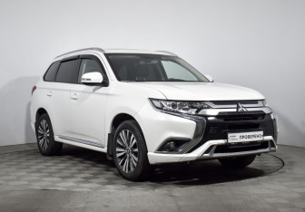 Подержанный автомобиль Mitsubishi Outlander 2022 года (3 фото)
