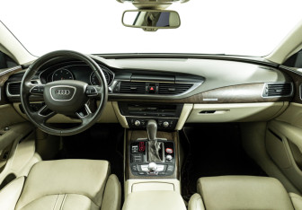 Подержанный автомобиль Audi A7 2015 года (13 фото)